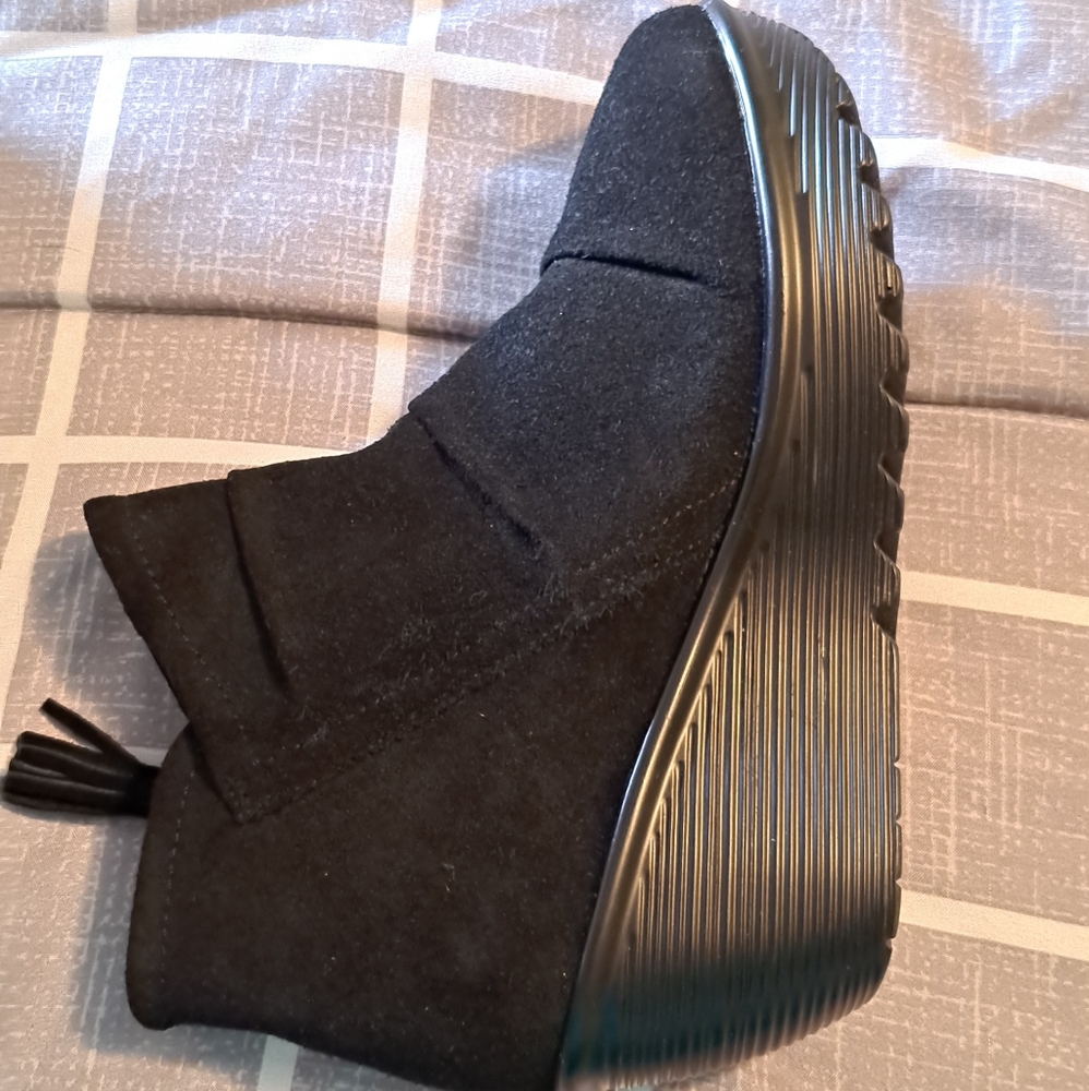 Skechers Memory Foam Black Suede Wedge Booties Size 6.5